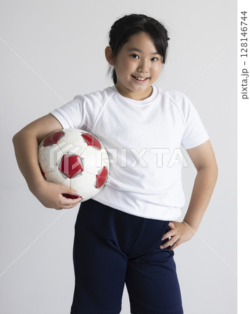 体操服を着た小学生 128146744