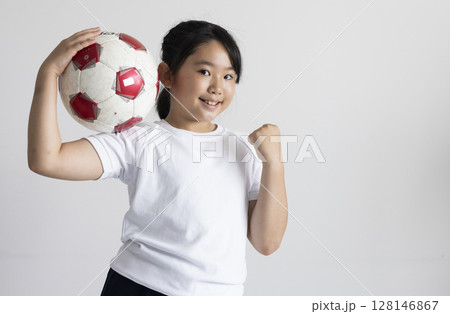 サッカーボールを持つ小学生女子 128146867