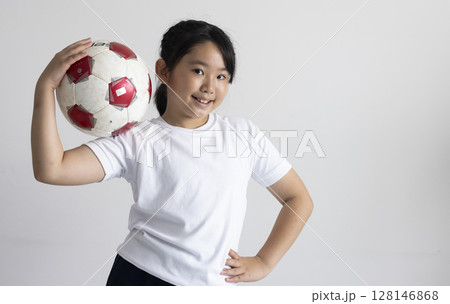 サッカーボールを持つ小学生女子 128146868