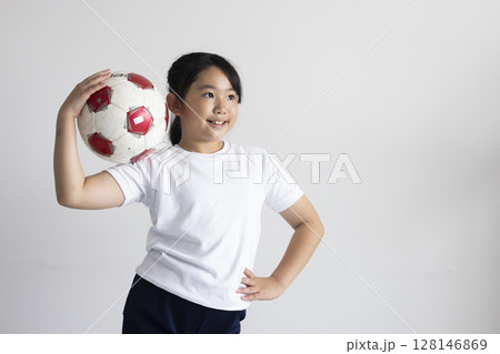 サッカーボールを持つ小学生女子 128146869