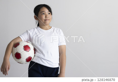 サッカーボールを持つ小学生女子 サッカーボールを持つ小学生女子 128146870