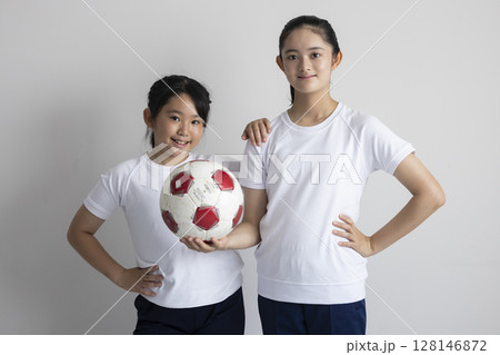 サッカーボールを持つ小学生女子 128146872