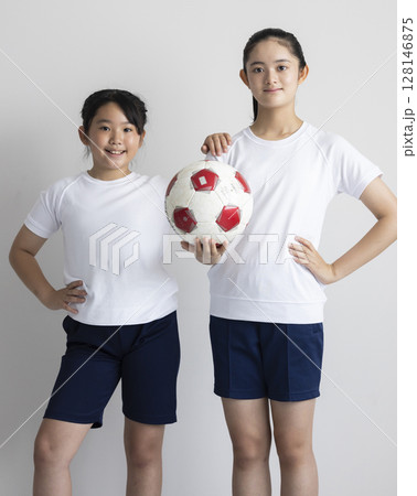 サッカーボールを持つ小学生女子 128146875
