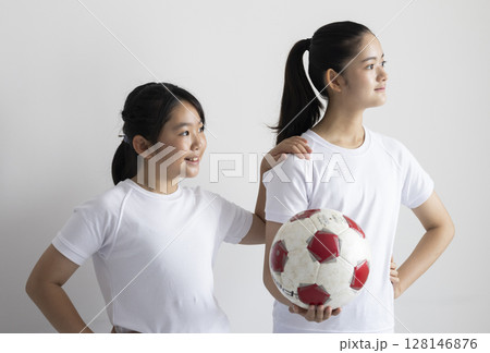 サッカーボールを持つ小学生女子 128146876