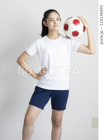 サッカーボールを持つこども 128146905