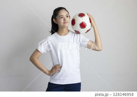 サッカーボールを持つこども 128146958