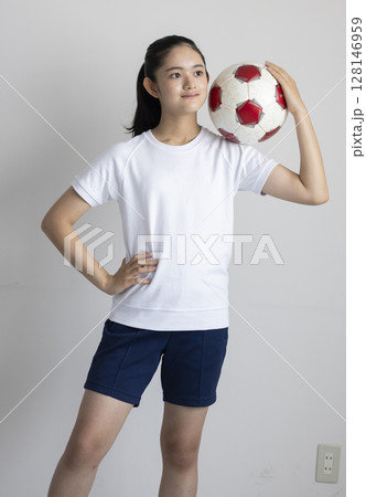 サッカーボールを持つこども 128146959