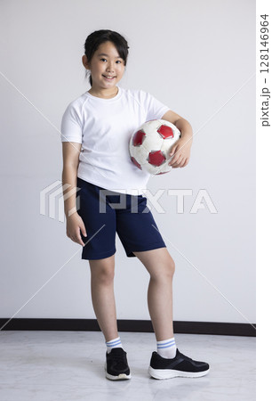 サッカーボールを持つ小学生女子 サッカーボールを持つ小学生女子 128146964