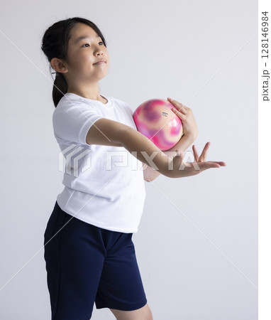 新体操を楽しむ小学生 128146984