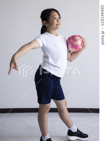 新体操を楽しむ小学生 128146985