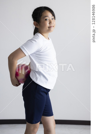 新体操を楽しむ小学生 128146986