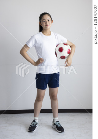 サッカーボールを持つこども 128147007