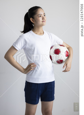 サッカーボールを持つこども 128147008