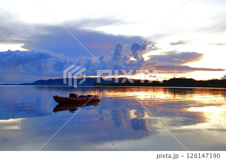 石垣島(沖縄)夕焼けとボート 石垣島(沖縄)夕焼けとボート 128147190