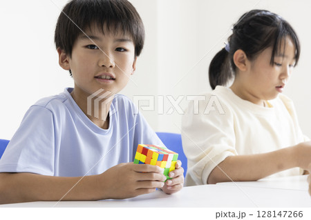 ルービックキューブをする小学生 128147266