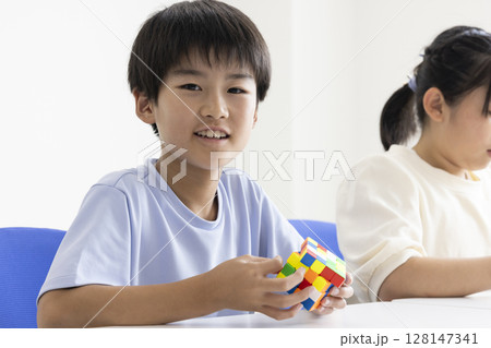 ルービックキューブをする小学生 ルービックキューブをする小学生 128147341