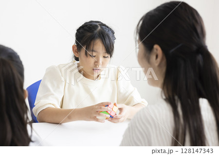 ルービックキューブをする小学生 ルービックキューブをする小学生 128147343