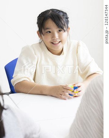 ルービックキューブをする小学生 128147344