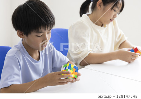 ルービックキューブをする小学生 ルービックキューブをする小学生 128147348