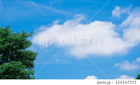青空と白い雲 夏の爽快感 青空と白い雲 夏の爽快感 128147553