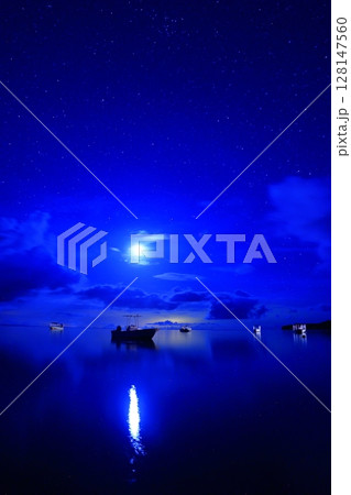 底地ビーチ（石垣シーサイドビーチ）星景とボート 128147560