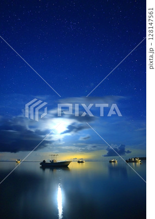 底地ビーチ（石垣シーサイドビーチ）星景とボート 128147561