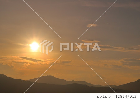 夕焼け空 夕日 雲 山地 夕焼け空 夕日 雲 山地 128147913