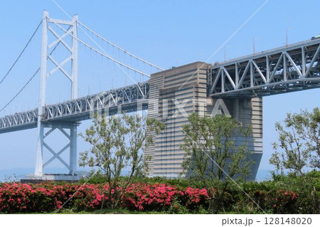 道路鉄道併用橋である瀬戸大橋を通る下層のJR列車と上層の高速道路 128148020