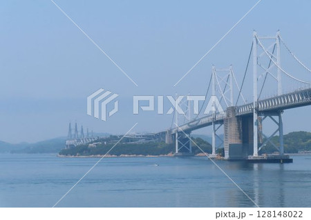 形の違う瀬戸大橋と与島パーキングエリアに降りるループ橋 128148022