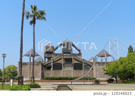 瀬戸大橋記念館と背景に見える瀬戸大橋（南備讃瀬戸大橋） 128148023