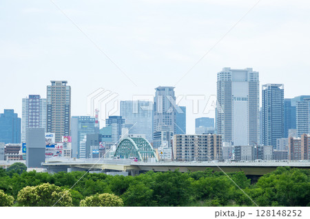 大阪・淀川から望む大阪駅周辺のビル群 大阪・淀川から望む大阪駅周辺のビル群 128148252