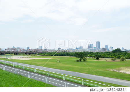 大阪・淀川の河川敷公園 大阪・淀川の河川敷公園 128148254
