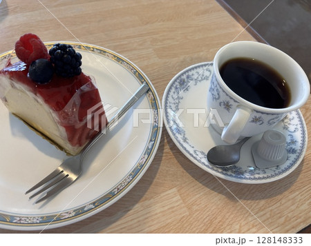 カップケーキの中に入ったケーキ カップケーキの中に入ったケーキ 128148333