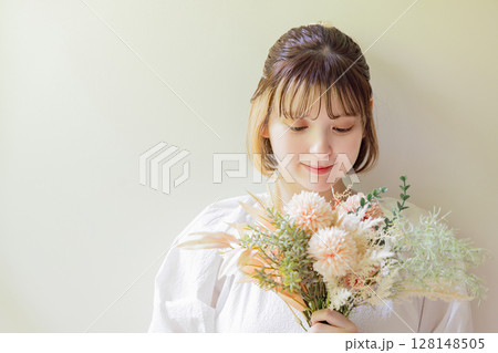花を持つ女性 128148505