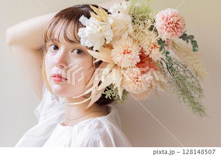花を持つ女性 花を持つ女性 128148507