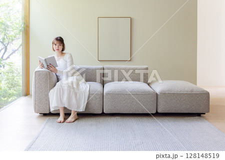 女性　雑誌　カタログ　読む 128148519