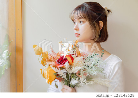 ドライフラワーを持つ女性 ドライフラワーを持つ女性 128148529