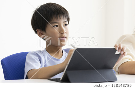 タブレットを使う小学生 128148789