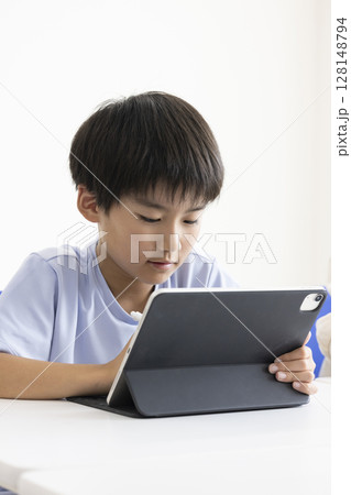 タブレットを使う小学生 128148794