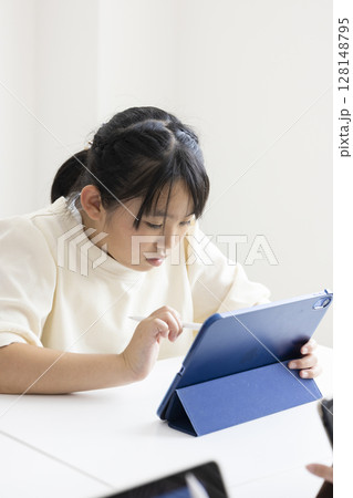 タブレットを使う小学生 128148795