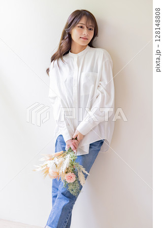 ドライフラワーの花束を持つ女性 ドライフラワーの花束を持つ女性 128148808