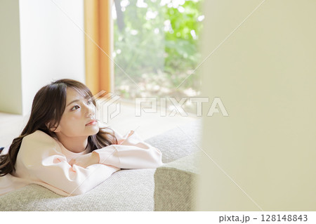 ソファにもたれる可愛い女性 ソファにもたれる可愛い女性 128148843