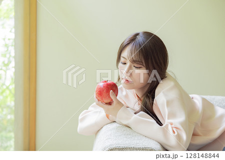 ソファで横になる女性 ソファで横になる女性 128148844
