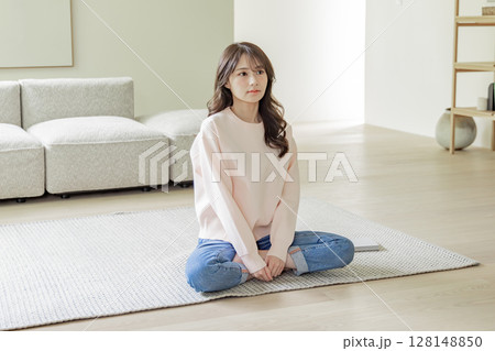 リビングでくつろぐ女性 リビングでくつろぐ女性 128148850