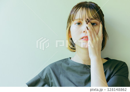手で顔を覆うハーフの女性 128148862