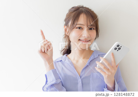 スマートフォンで検索する可愛い女性 スマートフォンで検索する可愛い女性 128148872