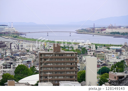 和歌山市 和歌山城 大天守から見たみなと大橋（紀ノ川河口）と四国方向の淡路島（西方向拡大、初夏） 128149143