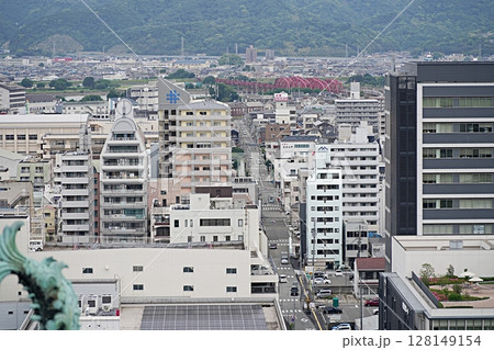和歌山市 和歌山城 大天守から見た市街地と紀ノ川橋梁（拡大、北方向、初夏） 128149154