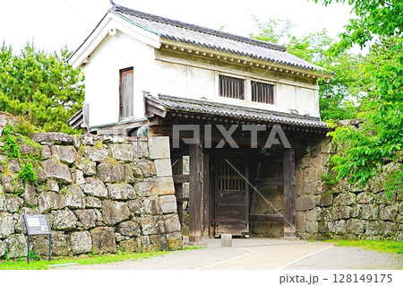 和歌山市　和歌山城　岡口門（北西方向から 初夏)   128149175