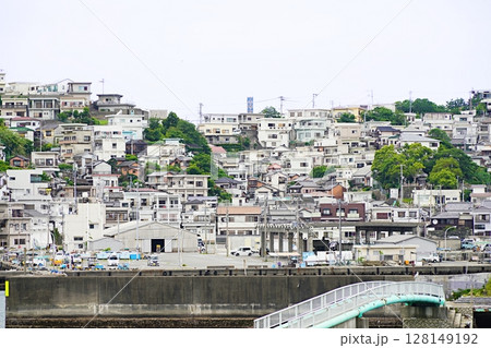 和歌山市 雑賀崎の町並みと漁港(奥和歌大橋から、拡大、初夏) 和歌山市 雑賀崎の町並みと漁港(奥和歌大橋から、拡大、初夏) 128149192